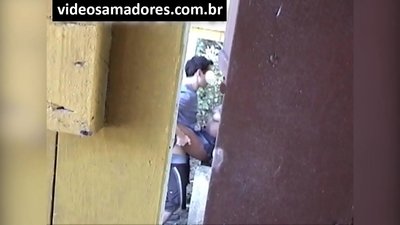 Voyeur filmē jaunu pāri, kas drāžas, līdz viņš atklāj videoierakstu