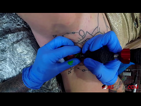 ❤️ Ārkārtīgi tetovēta hottie Sully Savage ieguva tetovējumu uz viņas klitora ❌ Porno pie lv.higlass.ru ☑